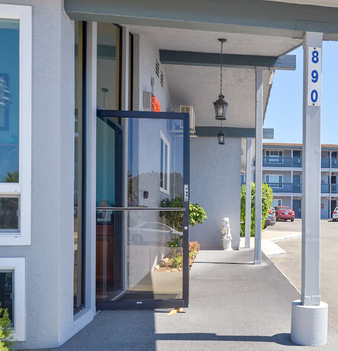 Pacific Shores Inn - Hotel Entrance