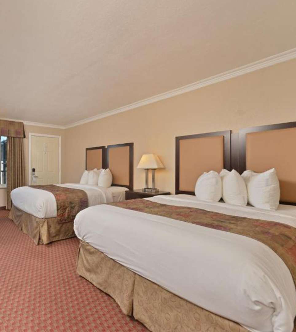 WELL-APPOINTED GUEST ROOMS AND MODERN AMENITIES IN MORRO BAY